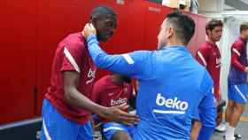 El saludo entre Ousmane Dembelé y Xavi Hernández, en el vestuario del Barça / FCB