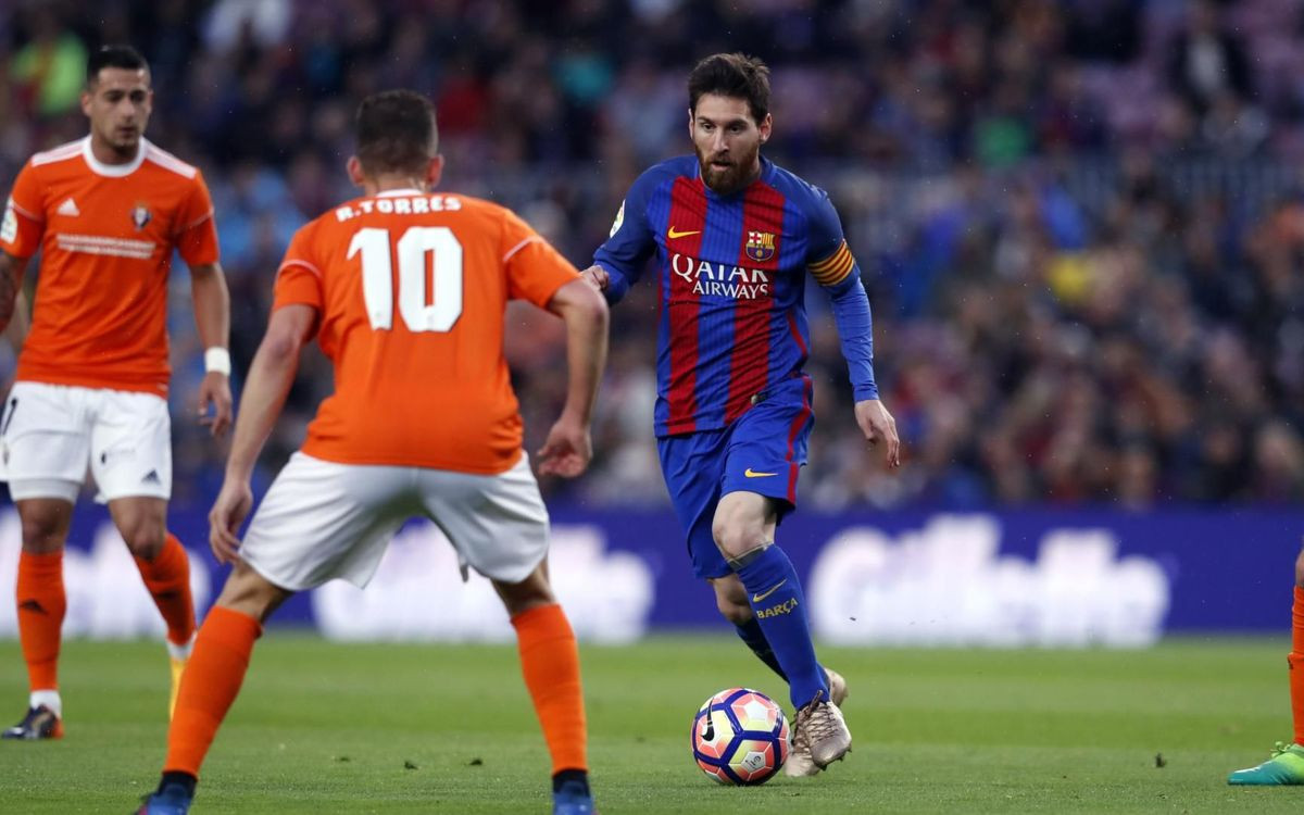 Leo Messi contra Osasuna en el Camp Nou / EFE