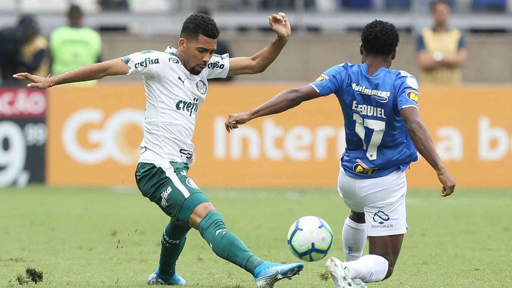 Matheus Fernandes lucha un balón dividido con el Plameiras / PALMEIRAS