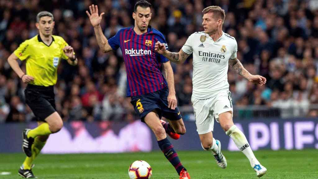 Busquets y Kroos en un clásico de la pasada temporada / EFE