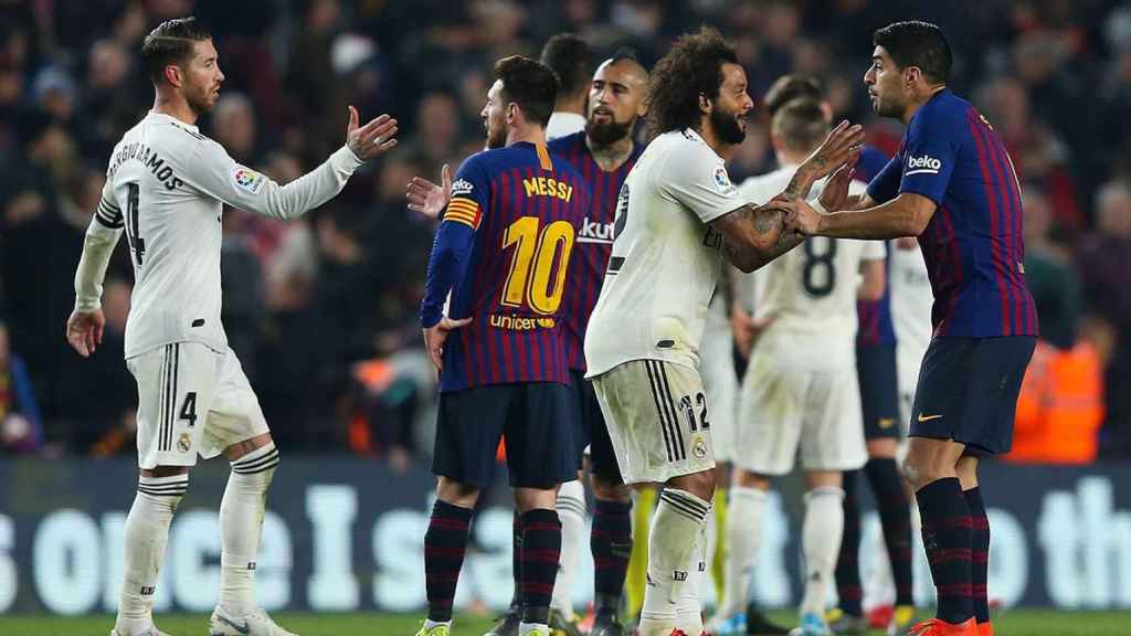 Los jugadores de Barça y Real Madrid se saludan tras el clásico / EFE