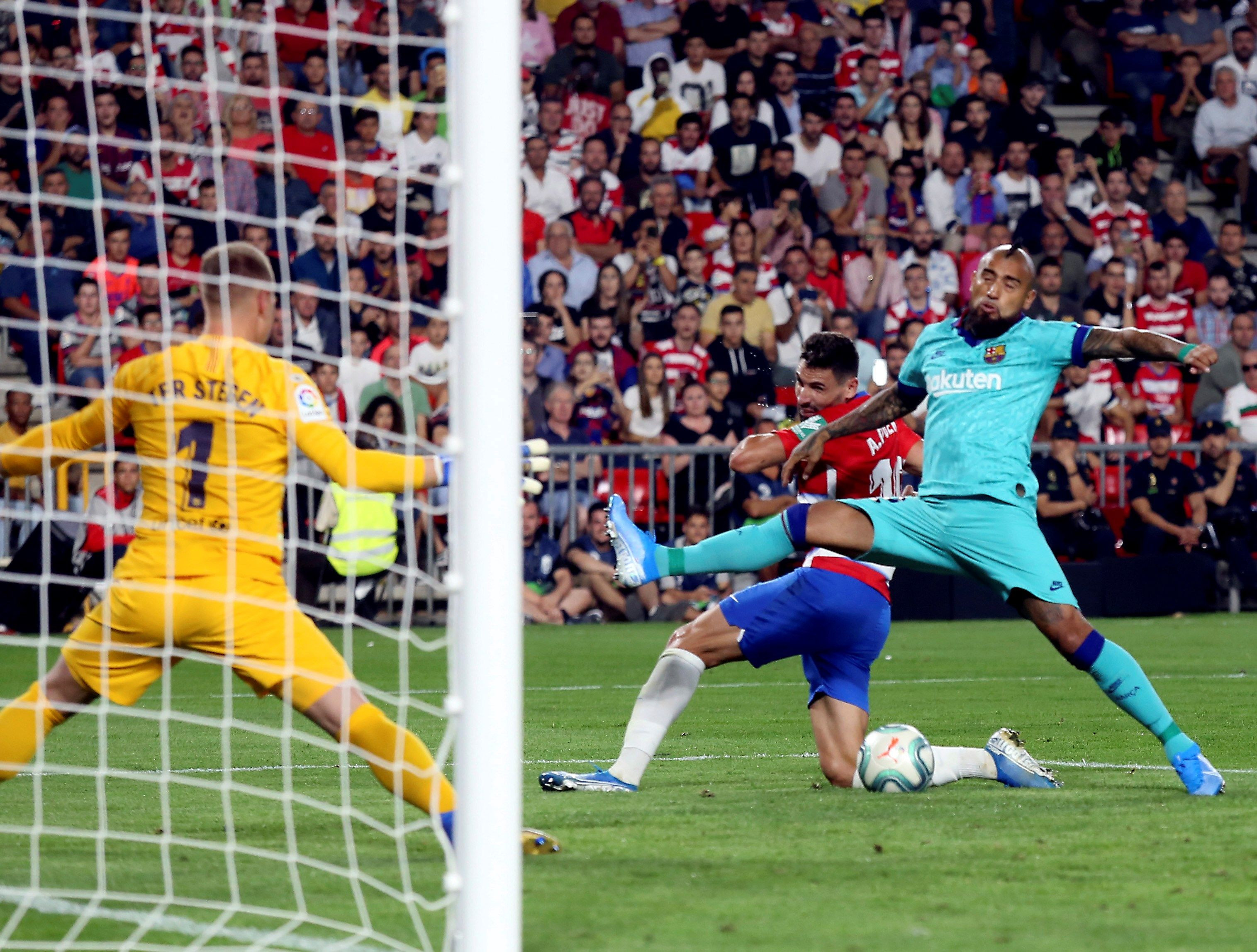 Arturo Vidal en una acción del Granada - Barça / EFE