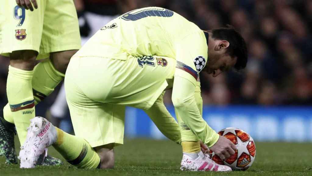 Una foto de Leo Messi antes de chutar una falta en Old Trafford con el Barça / FCB