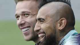 Arturo Vidal y se ríe con Arthur en un entrenamiento del Barça / EFE