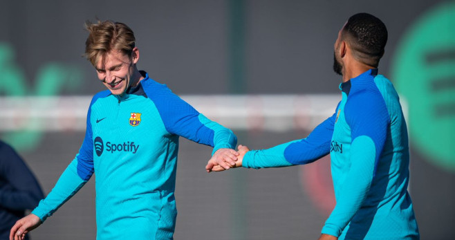 Frenkie de Jong se divierte con Memphis Depay en el entrenamiento del Barça / FCB