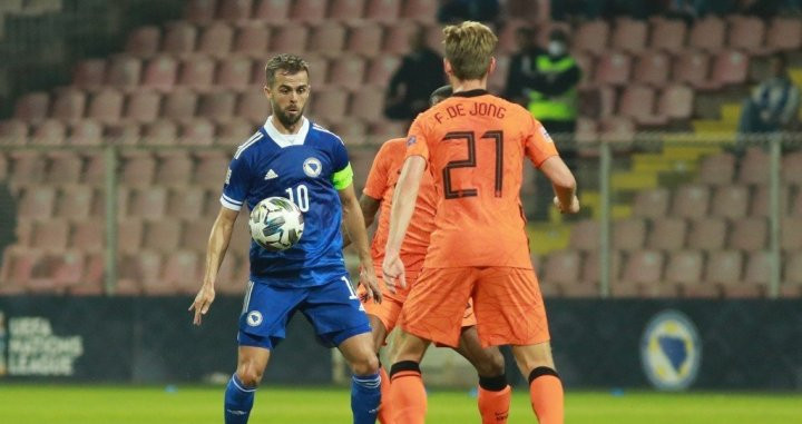 Pjanic frente a De Jong en un Holanda-Bosnia / Redes