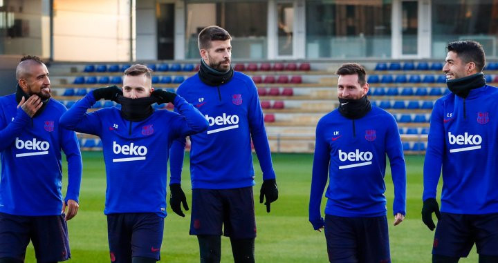 Messi, Luis Suárez y Arturo Vidal, en un entrenamiento del Barça / FCB