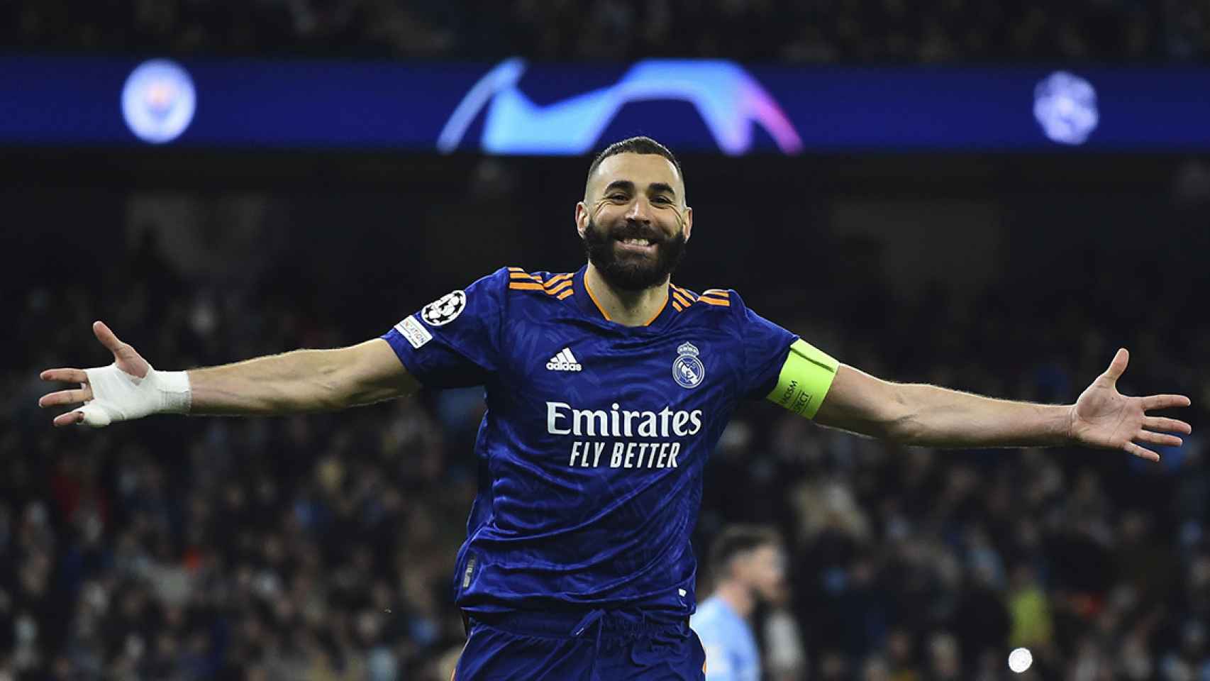 Benzema, sonríe, tras haber anotado dos goles contra el Manchester City / EFE