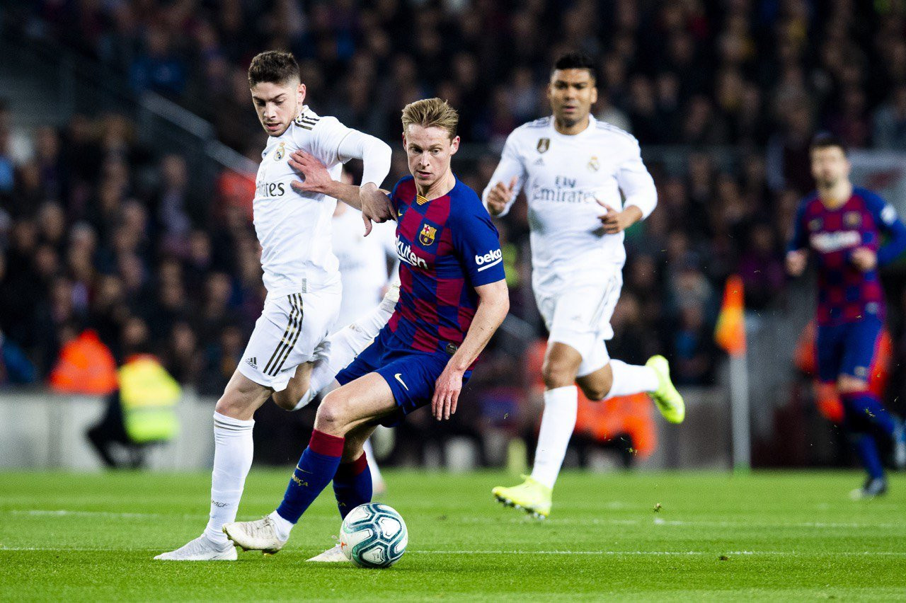 De Jong, ante Fede Valverde en el último Barça-Madrid | EFE