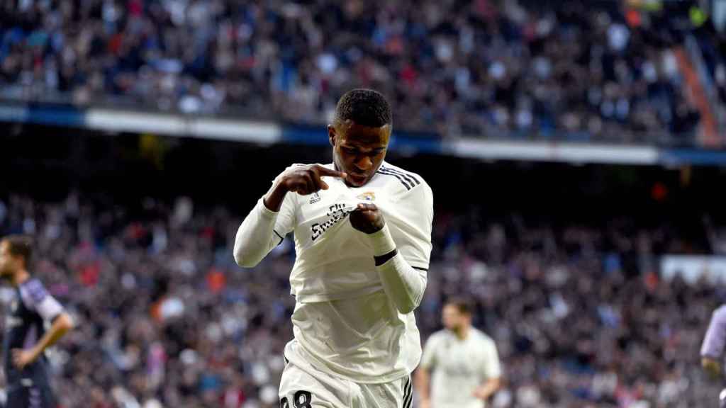 Vinicius se besa el escudo tras marcar / EFE