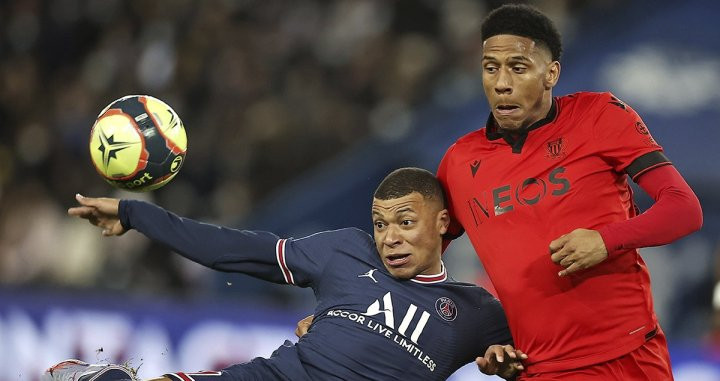 Todibo, en una disputa de balón contra Kylian Mbappé / EFE