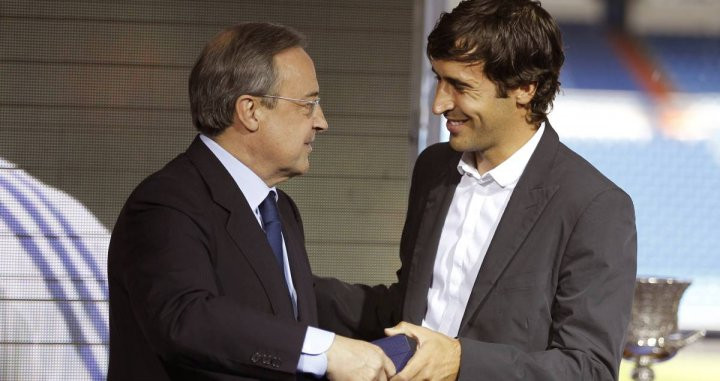 Una foto de Raúl González y Florentino Pérez