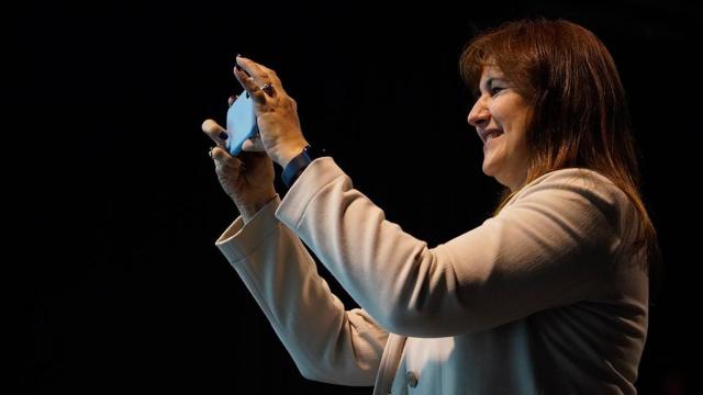 Laura Borràs hace una fotografía durante un acto de la campaña electoral del 14F / EUROPA PRESS
