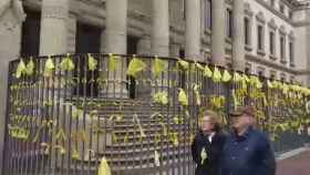 Lazos independentistas en el Hospital Clínic Barcelona, uno de los que sufre la presión en las urgencias / CG