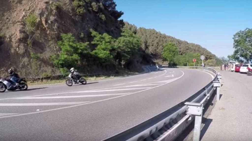 Motoristas circulan por la carretera de la Rabassada / METRÓPOLI ABIERTA