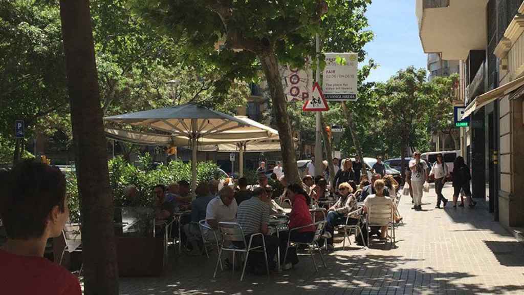 Imagen de archivo de la terraza de la Baguetina Catalana en la plaza Sagrada Família ocupando casi toda la acera / CG