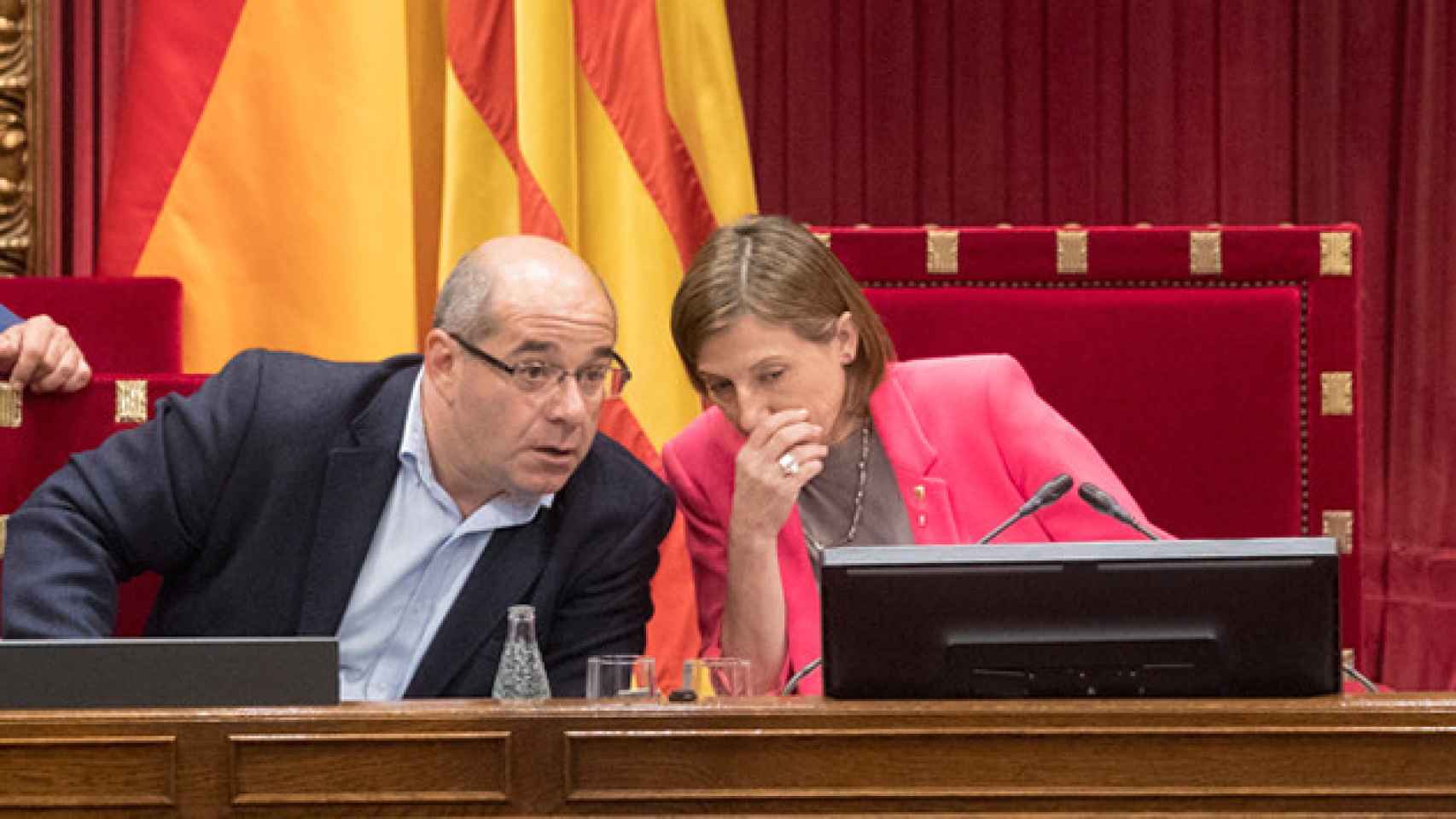 El vicepresidente primero del grupo parlamentario de Junts pel Sí, Lluís Guinó (i); y la presidenta del Parlament, Carme Forcadell (d) / EFE