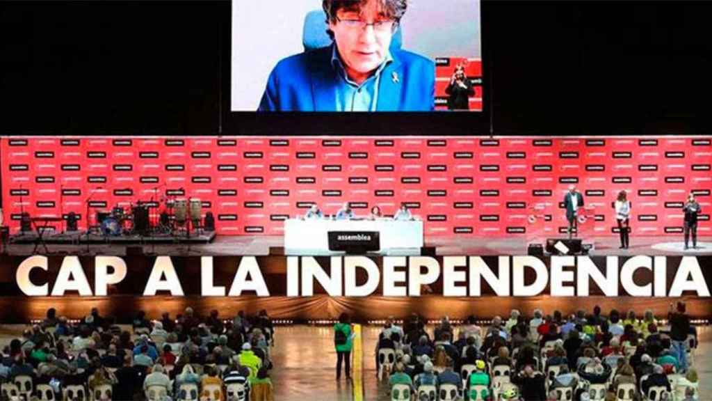 Puigdemont, interviniendo ante la asamblea de la ANC que pedía la aplicación de la DUI / EFE