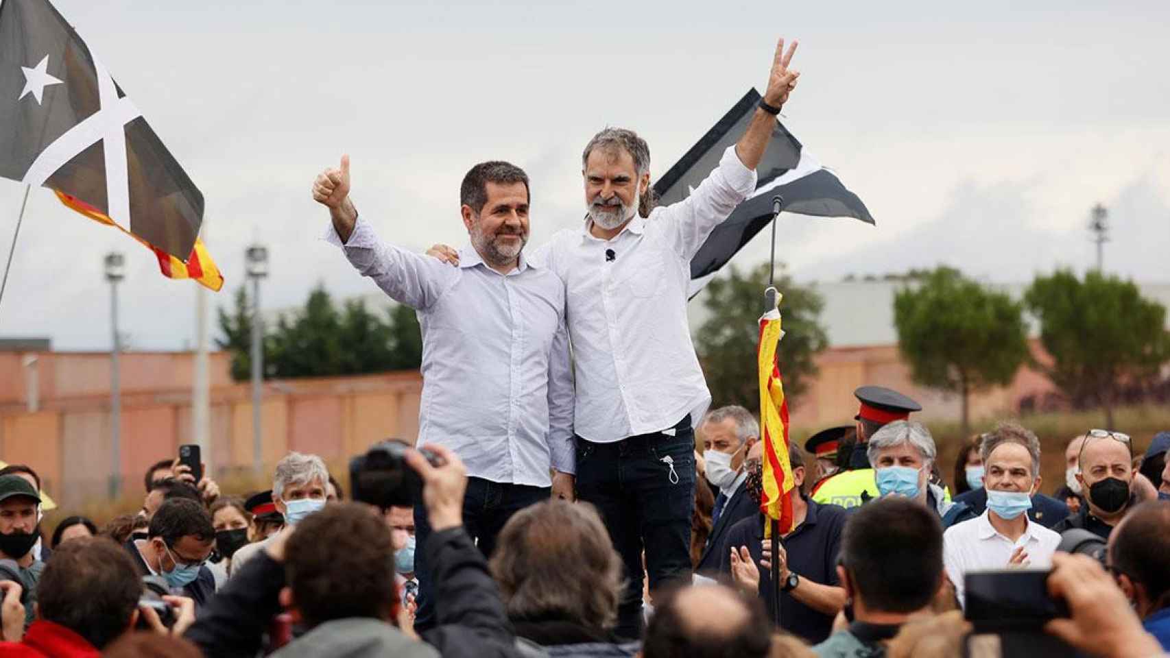 'Los Jordis', que han asegurado que lo volveremos a hacer tras recibir el indulto, saludan a los simpatizantes / EFE