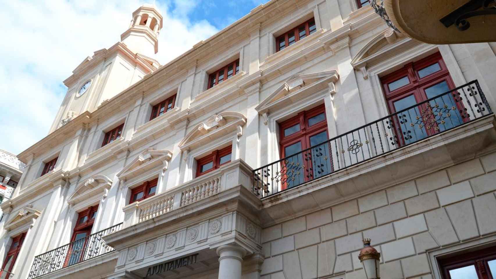 Fachada del Ayuntamiento de Reus, la segunda ciudad de la provincia, que incumple la ley de banderas / Reus.cat