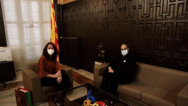 La alcaldesa de Girona, Marta Madrenas con Quim Torra, durante la reunión en la que el 'expresident' presentó su oficina en Girona / OFICINA DE EXPRESIDENTE DE QUIM TORRA