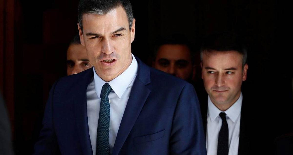 El presidente del Gobierno, Pedro Sánchez, seguido del hombre fuerte en Moncloa, Iván Redondo, en la salida del Congreso de los Diputados. Pide autocrítica al independentismo / EFE