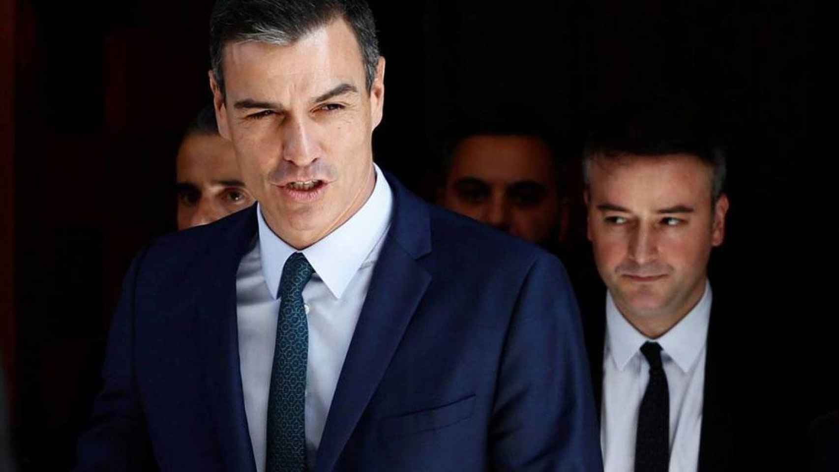 El presidente del Gobierno, Pedro Sánchez, seguido del hombre fuerte en Moncloa, Iván Redondo, en la salida del Congreso de los Diputados. Pide autocrítica al independentismo / EFE