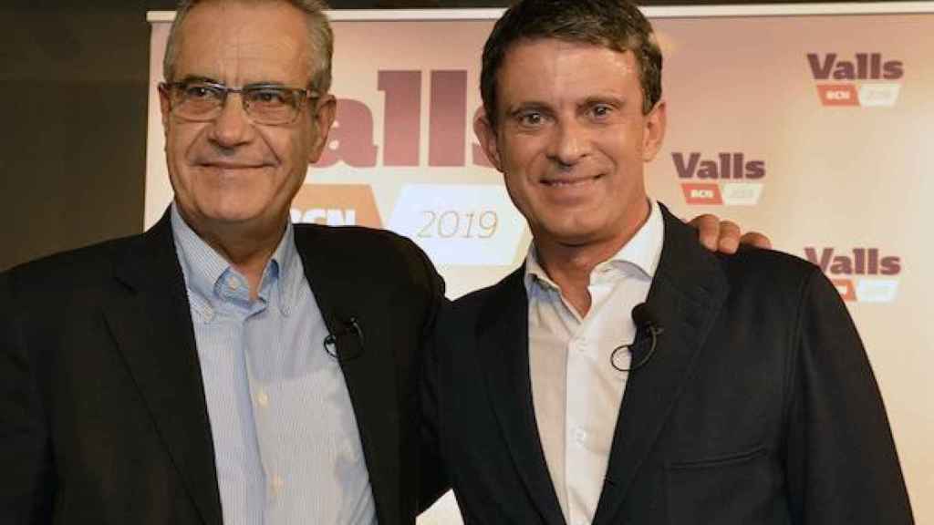 El exministro de Trabajo socialista Celestino Corbacho junto al alcaldable de Barcelona Manuel Valls