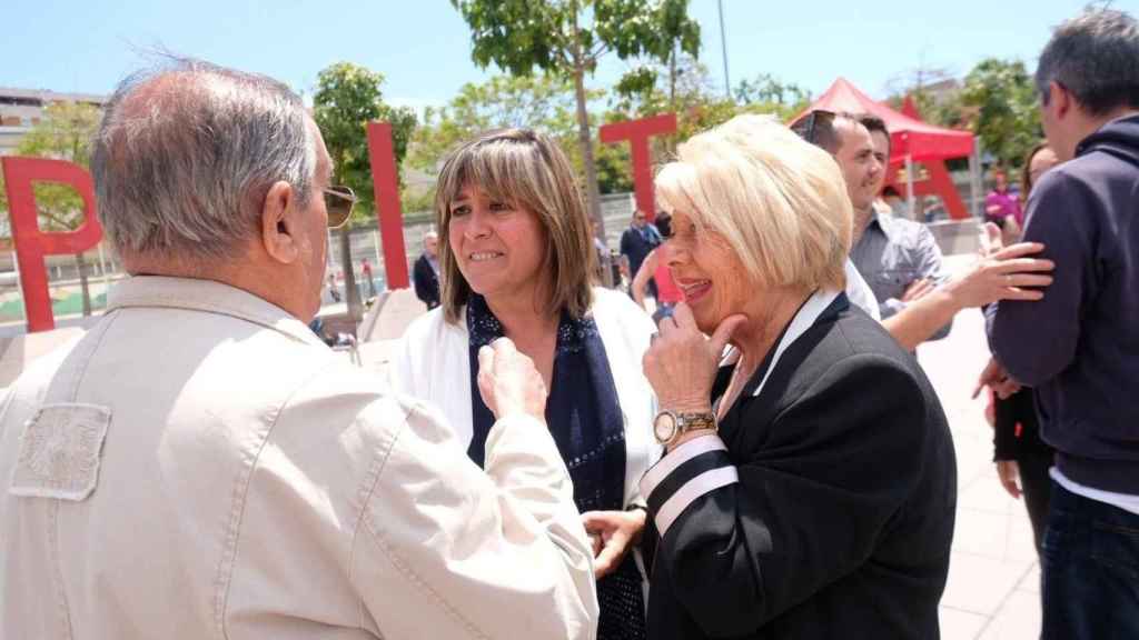 La alcaldesa de l'Hospitalet, Núria Marín, hablando con vecinos / EUROPA PRESS