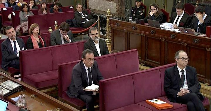 El 'exconseller' de Presidencia Jordi Turull (d), y Josep Rull (c) 'exconseller' de Territorio, durante una sesión del juicio del 'procés' de los independentistas en el Tribunal Supremo / EFE