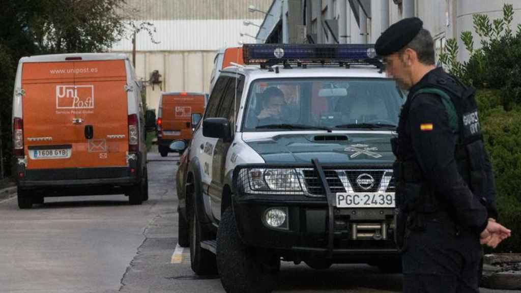 Guardia Civil durante los registros de la sede de Unipost en L'Hospitalet / EFE