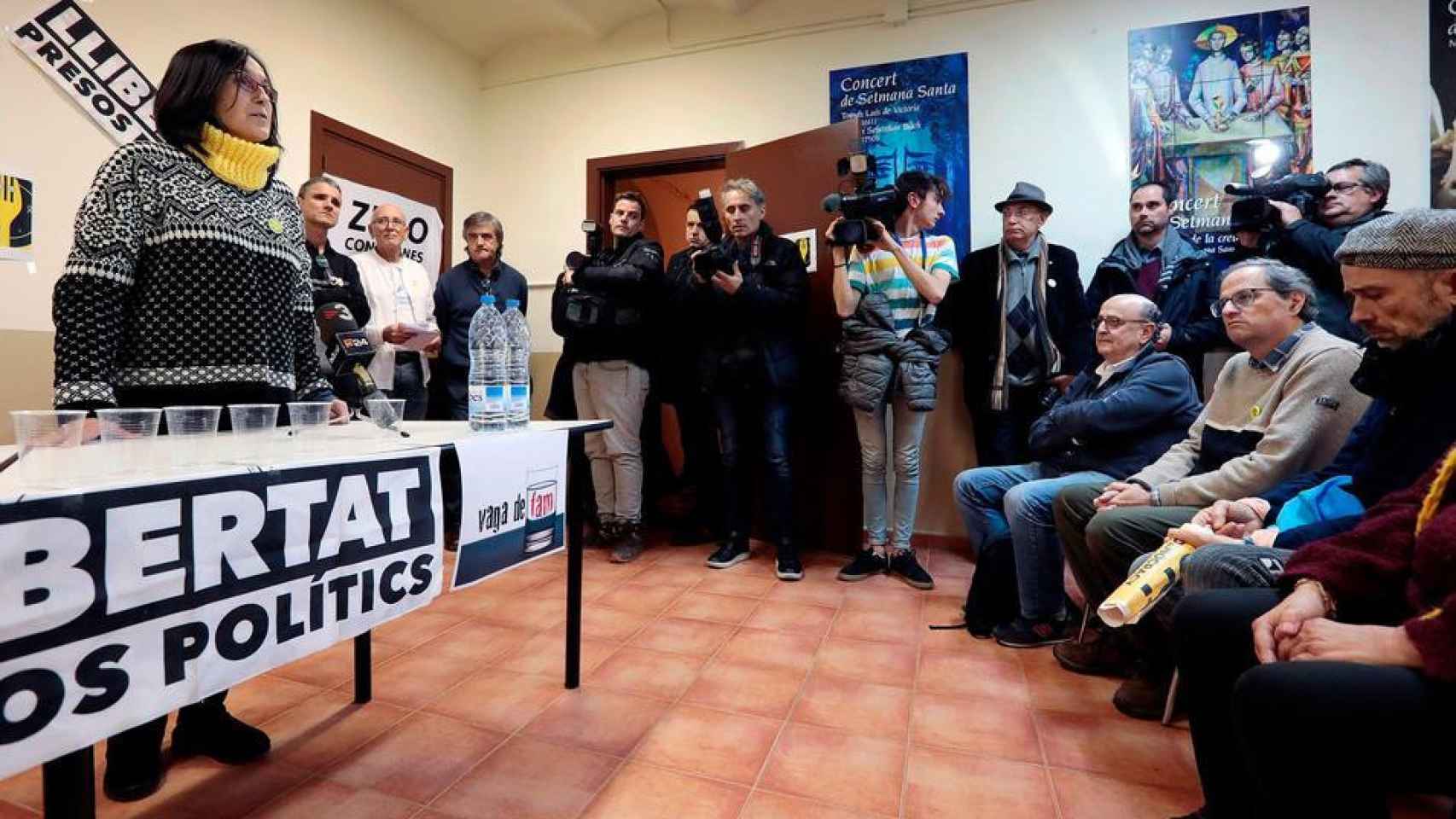 Quim Torra al inicio de su ayuno en Montserrat acompañado de un 'vasito' de agua / EFE