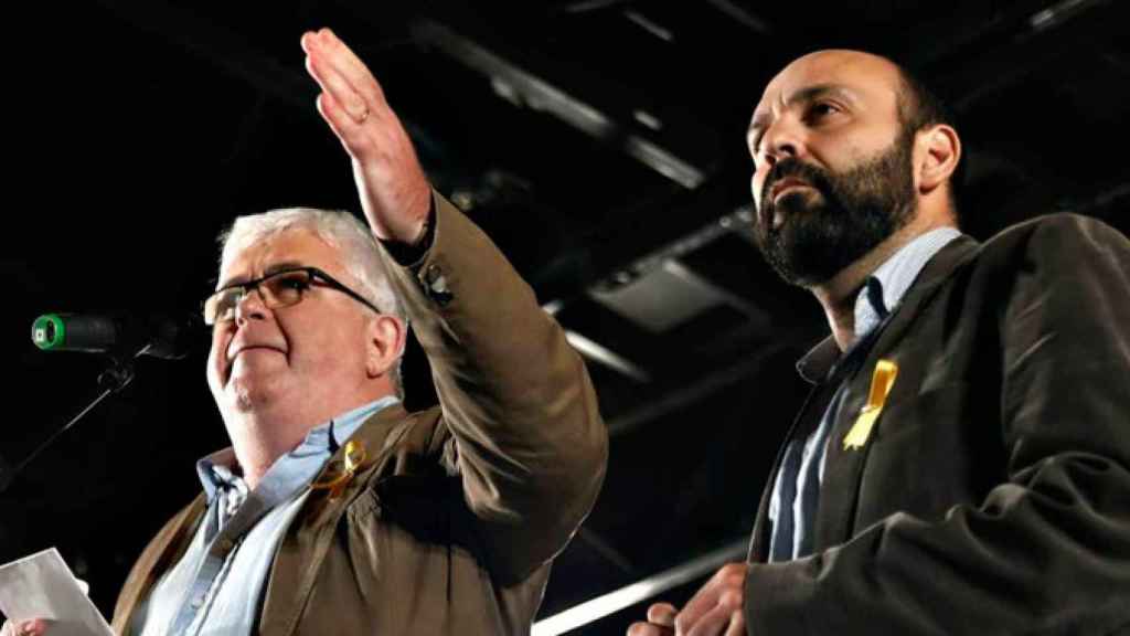 El vicepresidente de la ANC, Agustí Alcoberro (i) y el portavoz de Omnium Cultural, Marcel Mauri (d), durante su intervención en la concentración de Barcelona / EFE