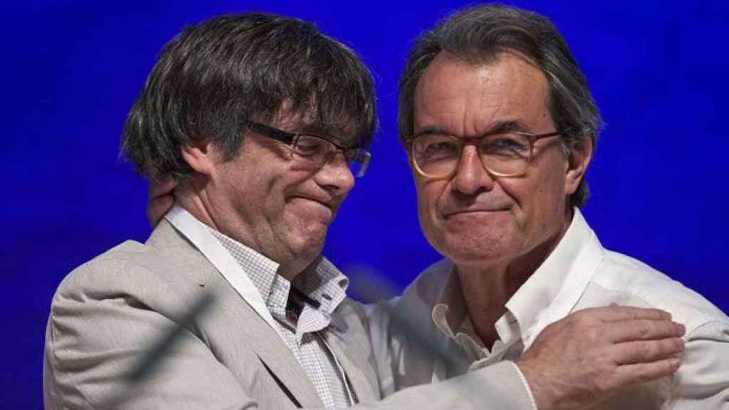 Carles Puigdemont con Artur Mas, su predecesor, que le ha endosado su mala gestión del agua / EFE