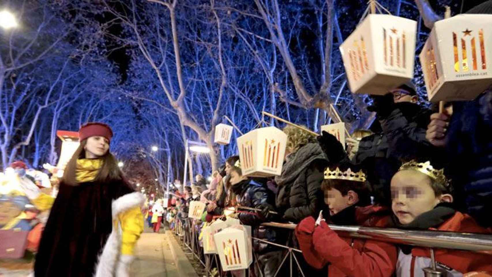 Farolillos independentistas en la cabalgata de reyes de Vic de 2017 / EFE