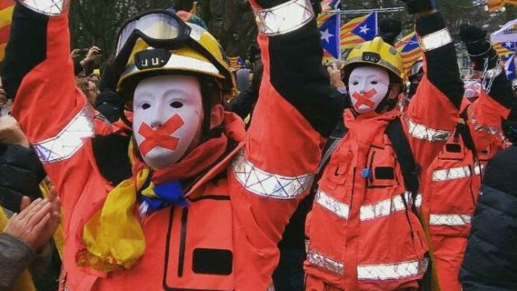 Bomberos de la Generalitat, de uniforme en la manifestación independentista en Bruselas (Bélgica) del jueves  / CG