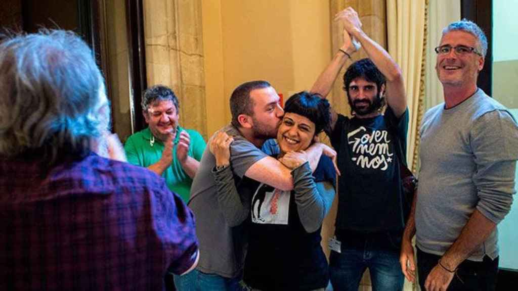 Miembros de la CUP celebran la proclamación de independencia el viernes 27 de octubre en el Parlament / EFE