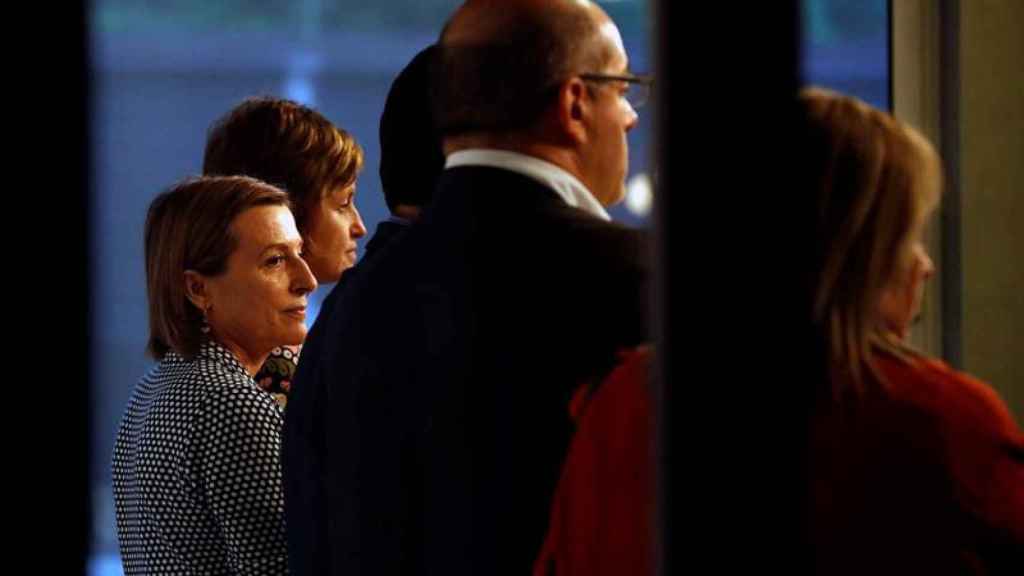 Carme Forcadell junto a los miembros de Mesa del Parlament afectados por la querella del Tribunal Constitucional / EFE