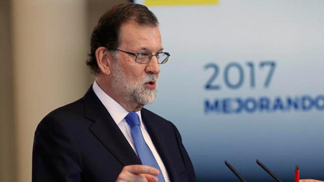 El presidente del Gobierno, Mariano Rajoy, durante su comparecencia hoy en Moncloa para hacer balance del curso político y exponer sus perspectivas ante el siguiente curso, en la que ha anunciado que el Gobierno presentará un recurso ante el Tribunal Cons