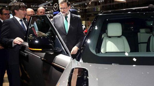 Carles Puigdemont y Mariano Rajoy visitando el Salón del Automóvil de Barcelona / EFE