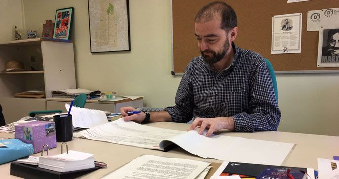 Gerard Ardanuy, concejal de Demòcrates de Catalunya, trabajando en su despacho del Ayuntamiento de Gràcia / CG