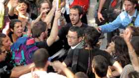 Jordi Terrades, diputado del PSC, acorralado en el asedio al Parlament de 2011.