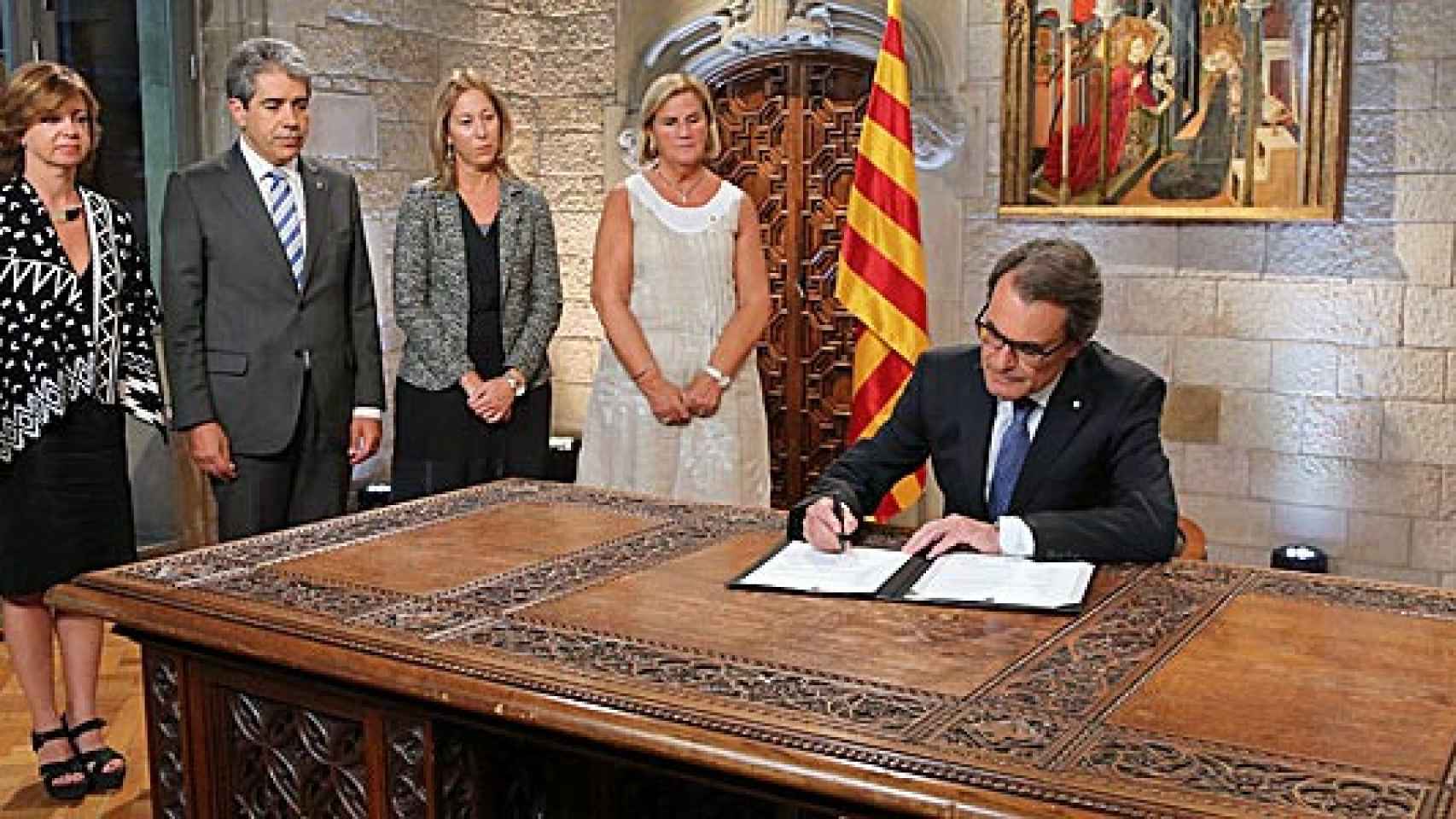 Artur Mas, en presencia de Gispert, Munté, Homs y Borràs, firmando el decreto de convocatoria del 27S