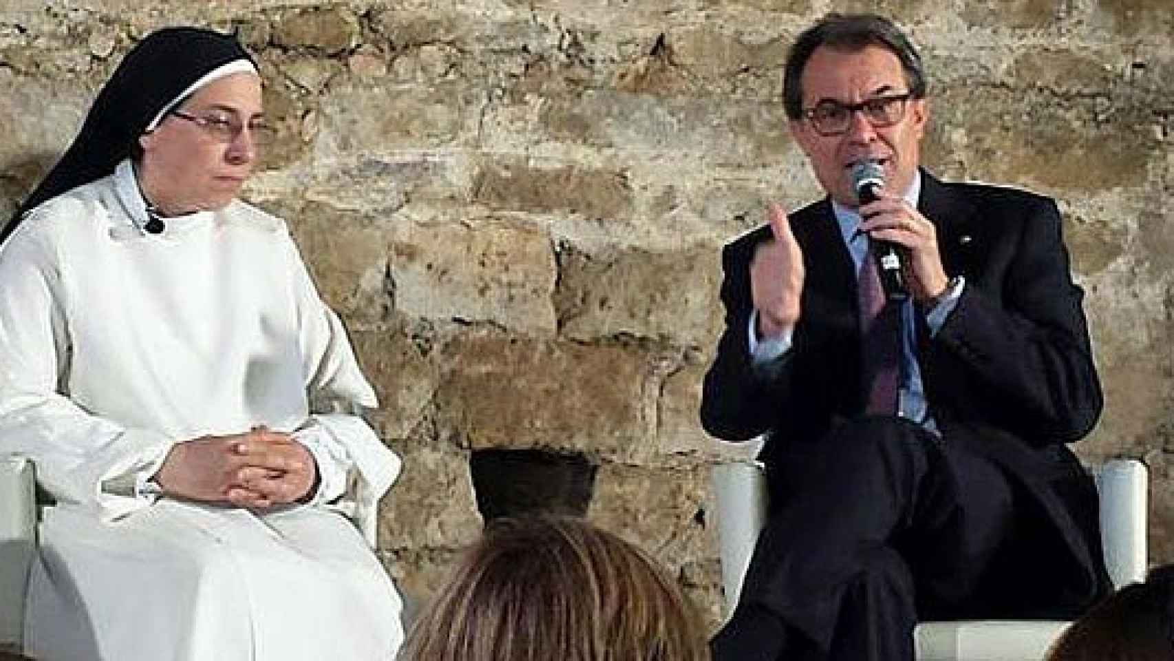 El presidente de la Generalidad, Artur Mas, junto a la monja Lucía Caram