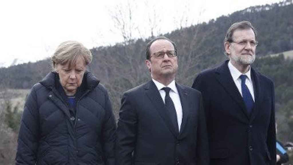 Angela Merkel, François Hollande y Mariano Rajoy, en el lugar del accidente del vuelo Barcelona-Düsseldorf de Germanwings