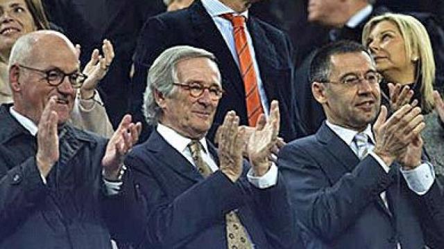 Carles Vilarrubí, Xavier Trias y Josep Maria Bartomeu, en el palco del estadio del F.C. Barcelona