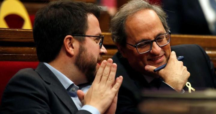 El presidente catalán, Quim Torra (d) y su número dos, Pere Aragonés, en el Parlamento catalán / EFE