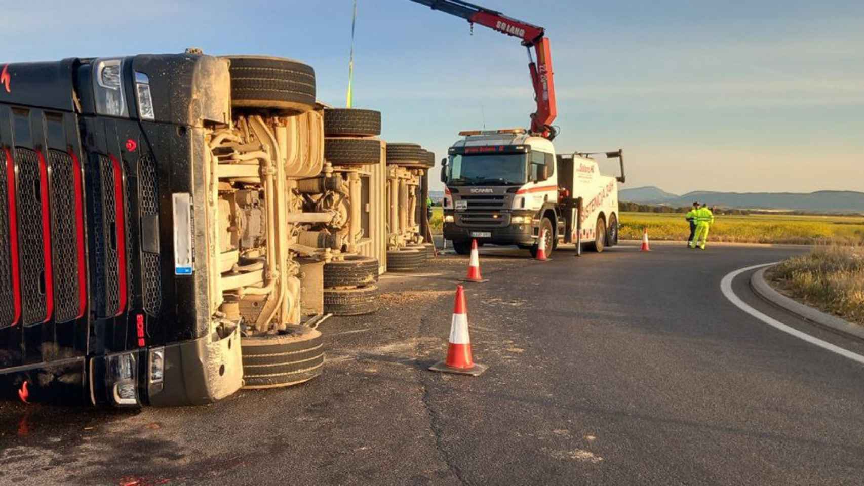 Camión volcado en Almenar (Lleida), en el que han muerto 60 cerdos / TRÀNSIT