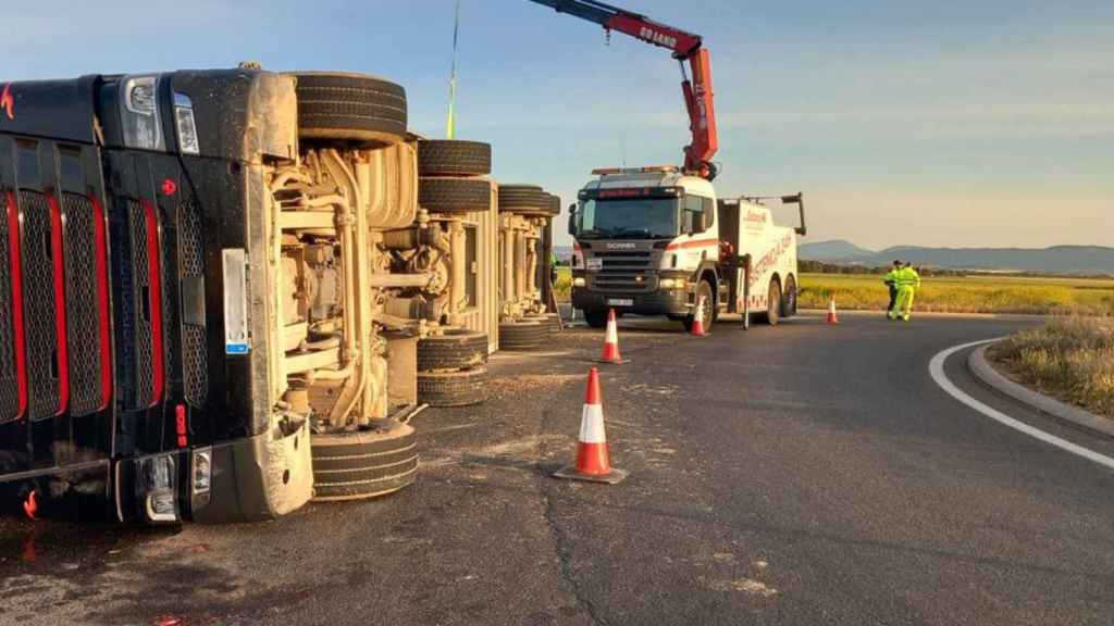 Camión volcado en Almenar (Lleida), en el que han muerto 60 cerdos / TRÀNSIT