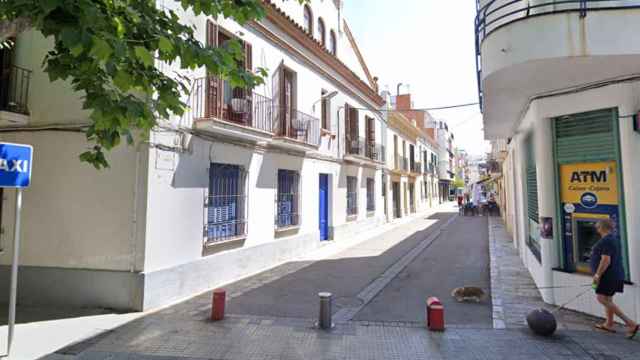 Extremo de la calle Joan Tarrida, zona en la que tuvieron lugar las agresiones homófobas de Nochevieja en Sitges / GOOGLE STREET VIEW